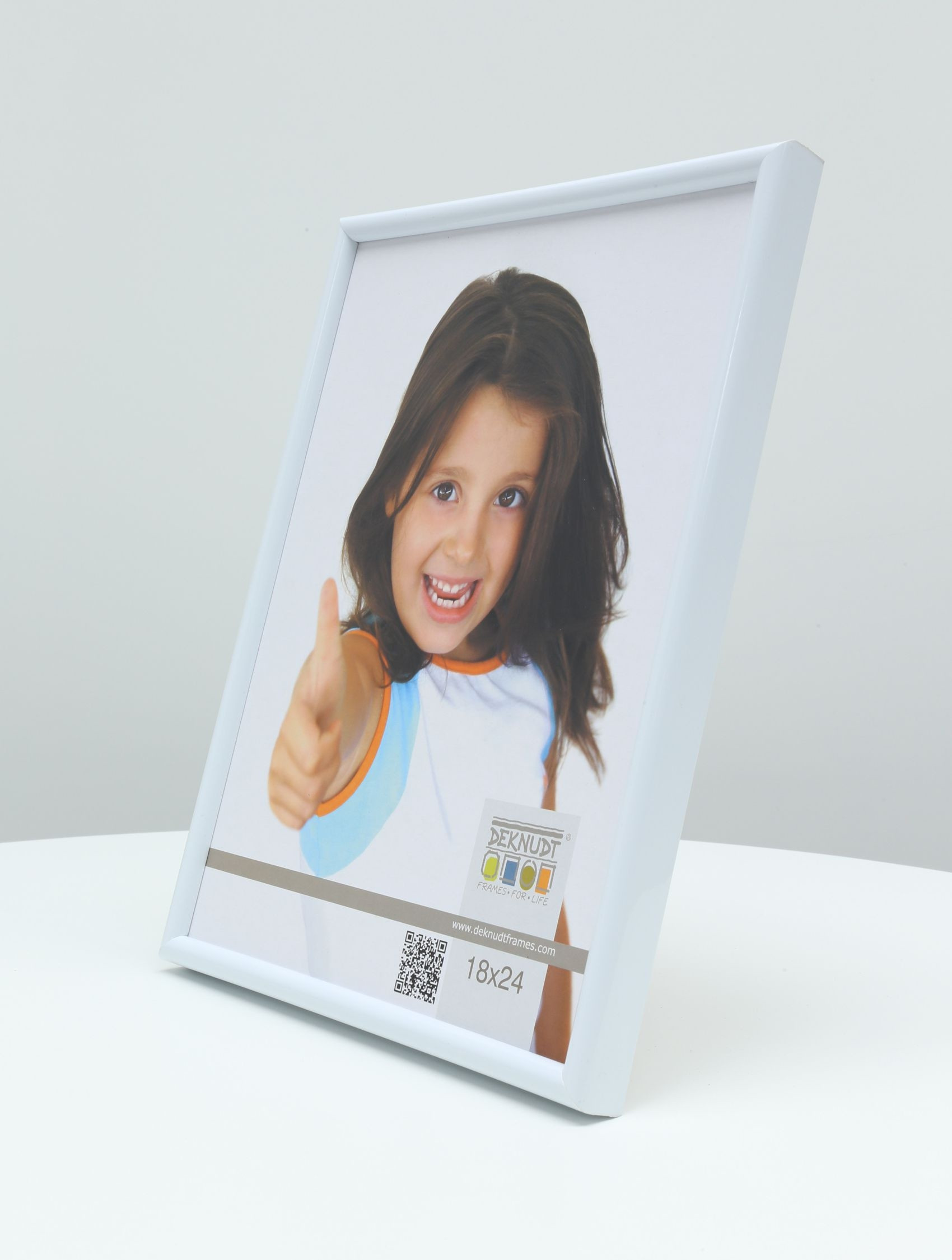 Smalle eenvoudige fotokader in wit